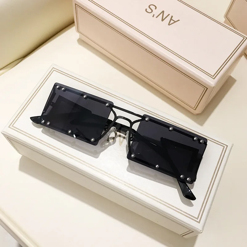 Sunglasses Photo With Chain - Gold Frame Black Film