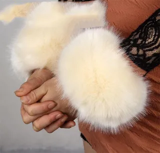 Women Furry Sleeve Cuffs Fox Short Wrist Bracelet - Offwhite Medium Hair