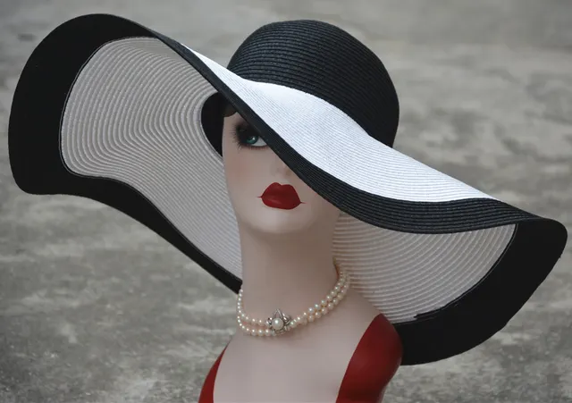 18cm Oversized Hepburn Shade Holiday Straw Hat Black Top And Black Border - Shop at LoveMi