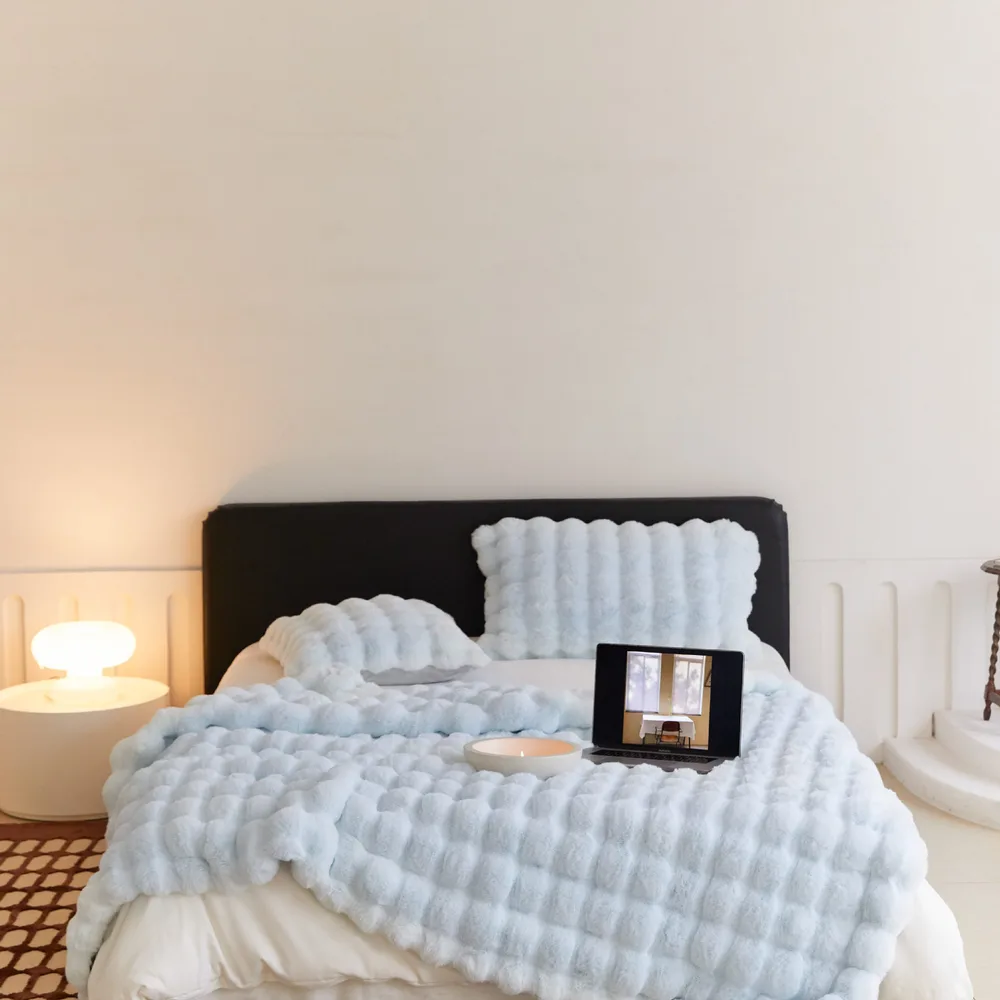 Polyester Carpet Rabbit Bubble Velvet Thickened Nap Blanket Quilt - Sky Blue