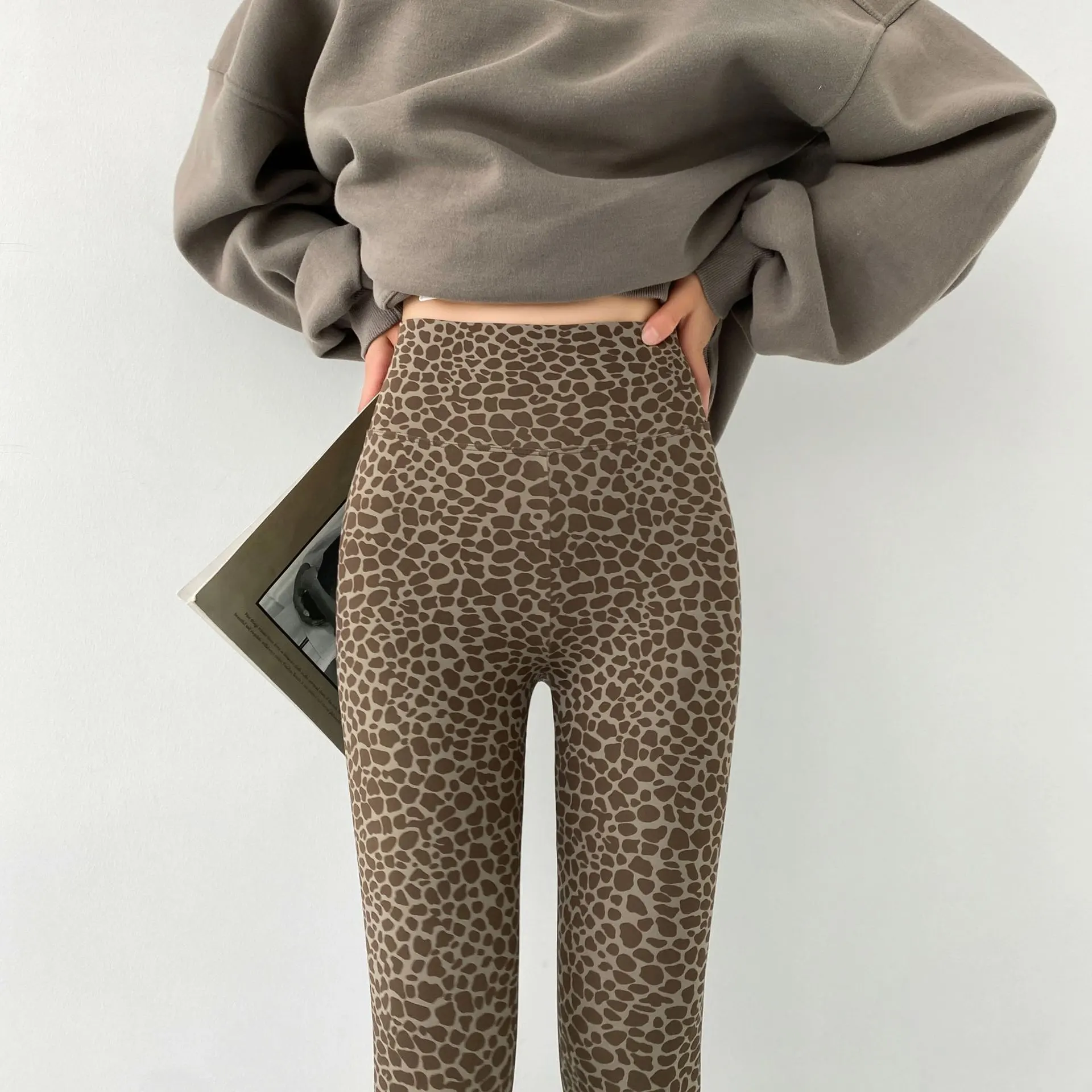 Nine Point Leopard Pattern Suede And Plush Leggings - Cocoa Thin Velvet
