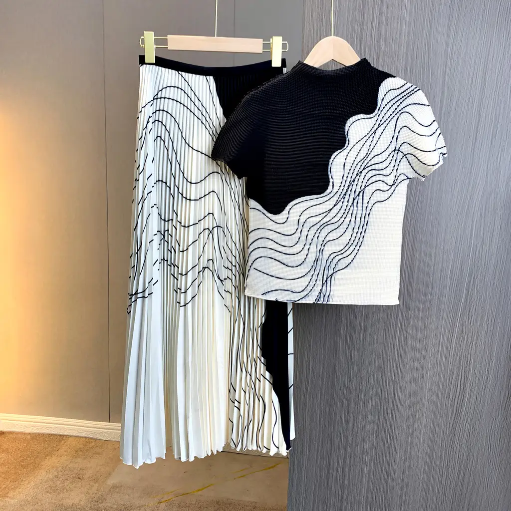 High-grade Printed Curve Top Age-reducing Skirt Suit - Black, Short Sleeve