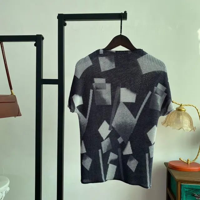 Niche Lightweight Creative Printing Loose fitting Casual Round neck Short Sleeve Black - Shop at LoveMi