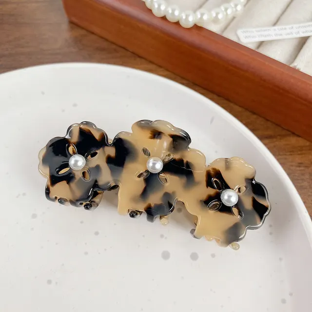 Beautiful Clover Acetate Grip Pearl Dopamine Temperament Personality Shark Clip Simple And Light Luxury Style Beige Hawksbill 8.5Cm - Shop at LoveMi