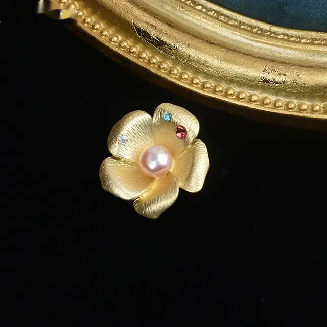 Pearl Brooch High end Simple Vintage Corsage Pin Pearl Ornament Petals Style - Shop at LoveMi