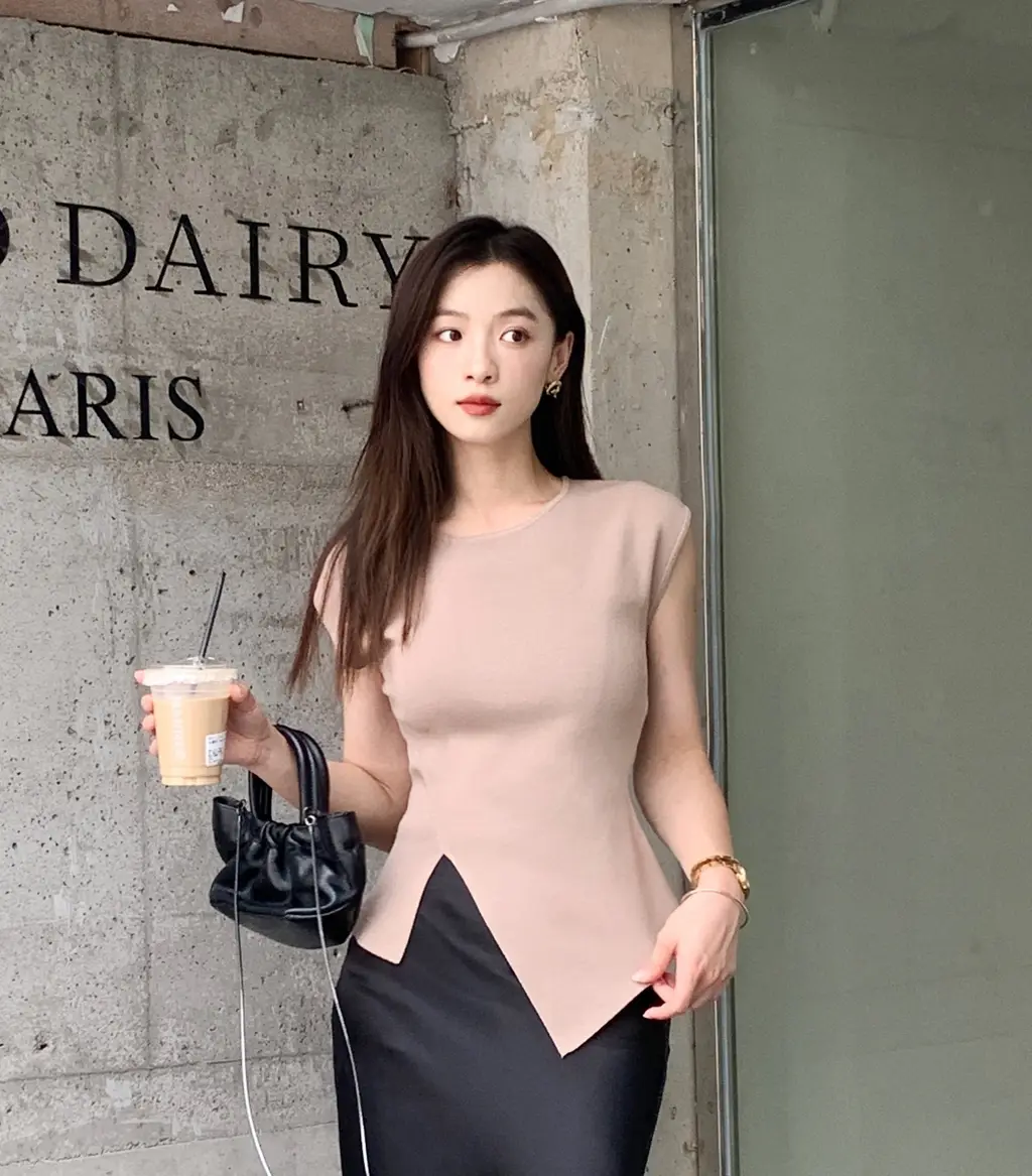 High-grade Ice Silk Waist-tight Slimming Sense Of Design Knitwear Top For Women - Camel