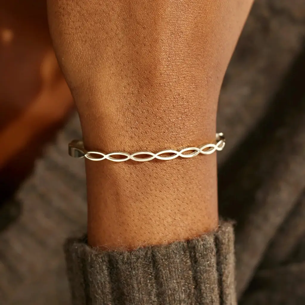 Hollow-out Lucky 8-hand Geometric Design Bracelet Bracelet - White Gold Color - View 1