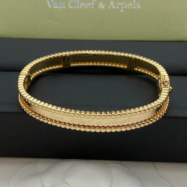 Four Leaf Clover Buckle Fashion Special interest Letter Kaleidoscope Bracelet 2 Style - Shop at LoveMi