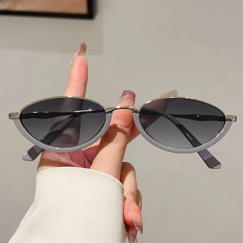 Internet Celebrity Same Triangle Cat's Eye Metal Small Frame Sunglasses - Silver Gray Gradually Gray