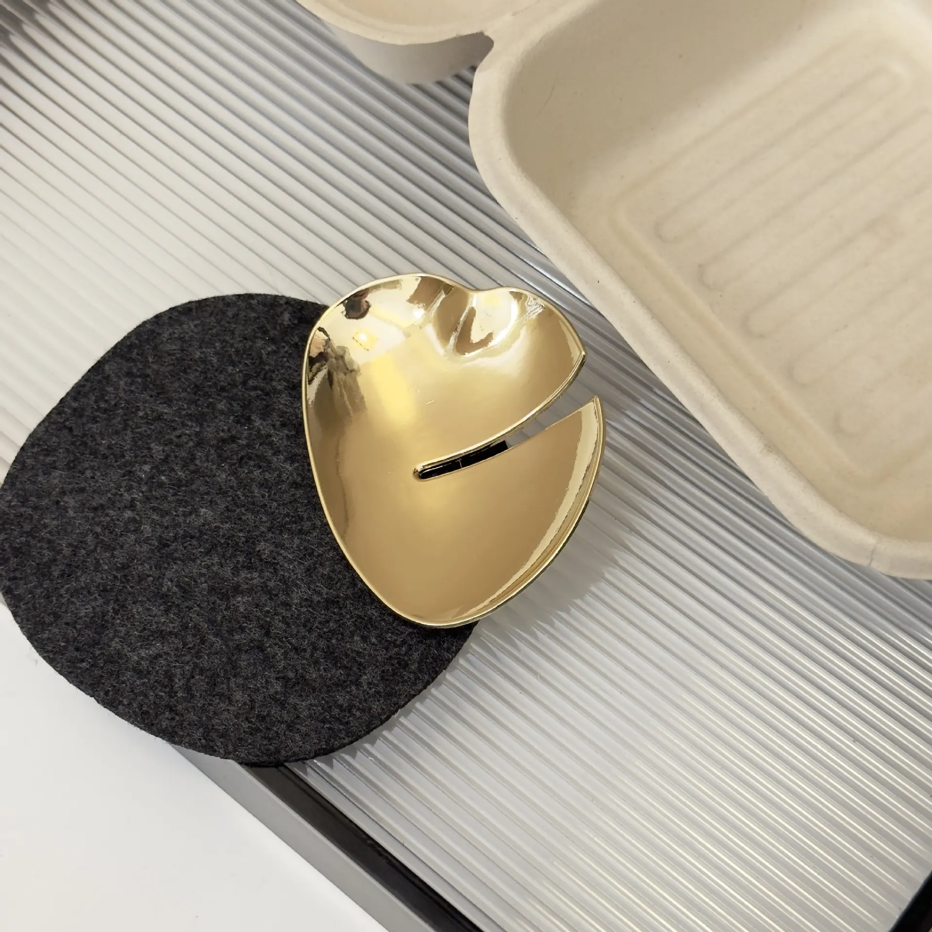 Niche Design Atmospheric Silver Shiny Surface Metal Brooch - Gold