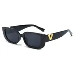 Black Frame Gray Piece