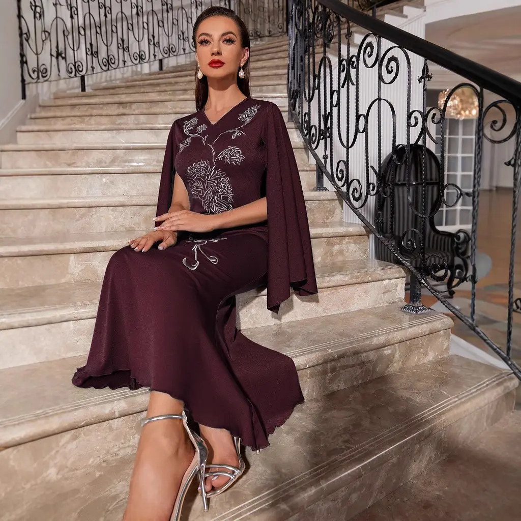 Embroidered Slim Bat Sleeve Sheath Dress - Wine Red