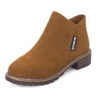 Women's flat-soled boots - Brown