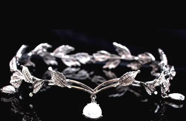 Eyebrow pendant full of rhinestones White - Shop at LoveMi