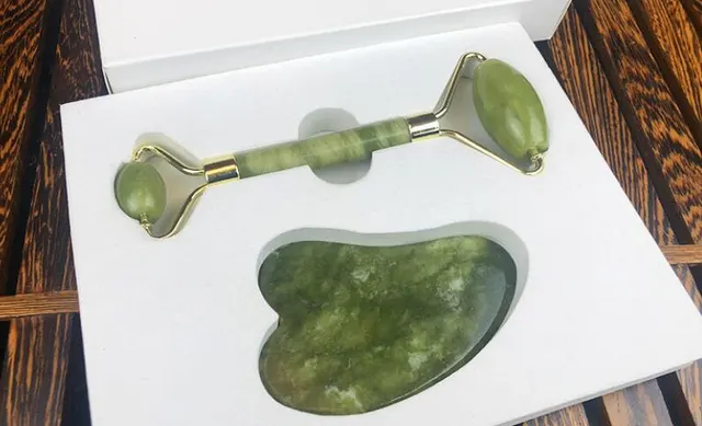 Jade Roll Massager Relieves Facial Tension - Dark Light
