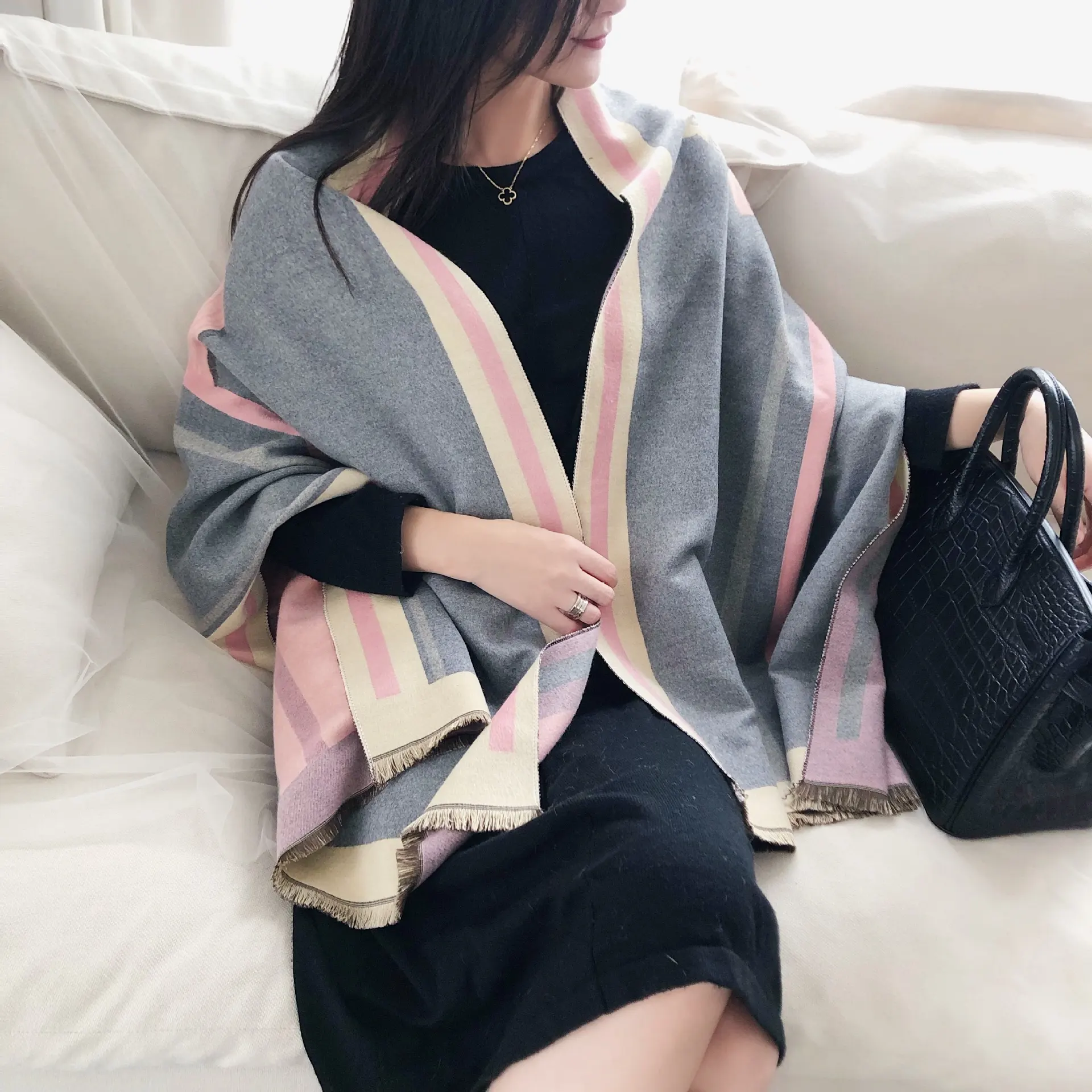 Thick shoulders in air-conditioned rooms - Grey